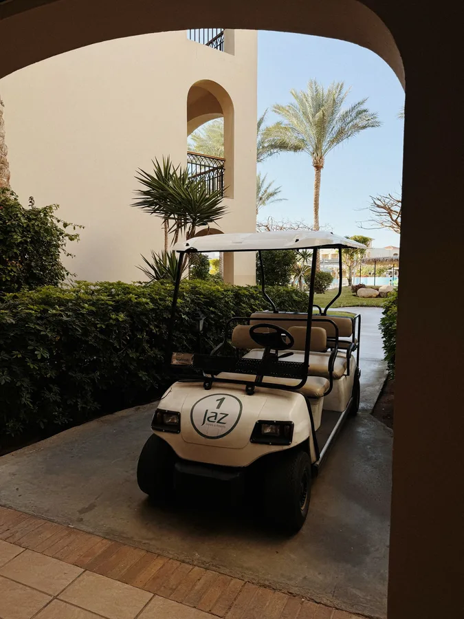 Mobil golf terparkir di area hotel dan resort