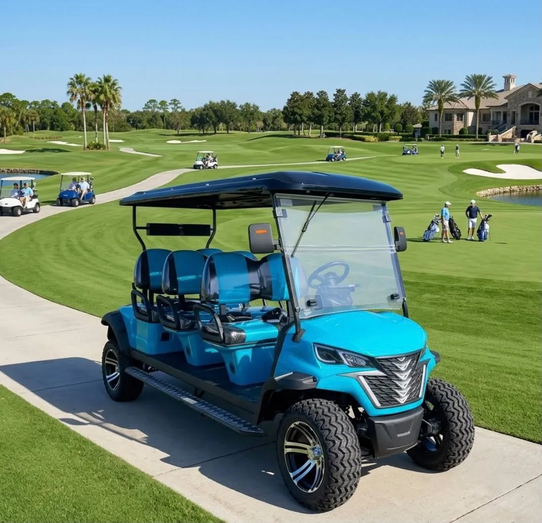 Mobil buggy listrik biru berkapasitas banyak di lapangan golf